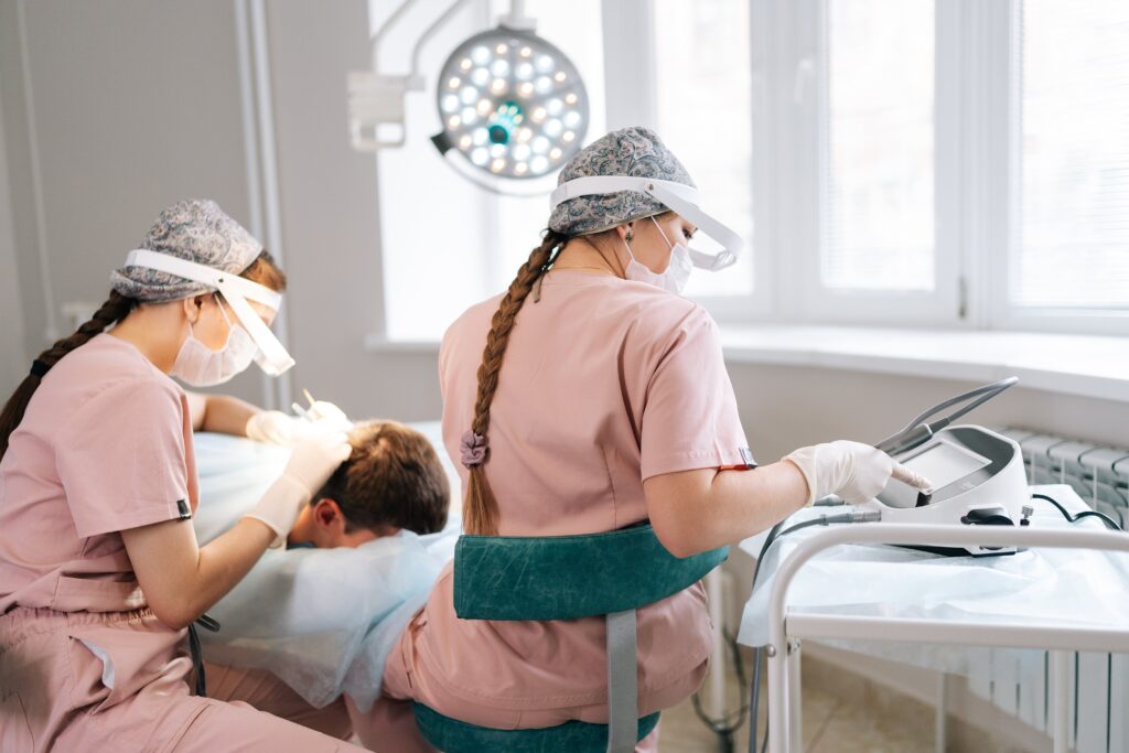 Extraction de cheveux de la zone donneuse lors d'une greffe de cheveux en Turquie