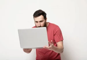 Мужчина смотрит в ноутбук