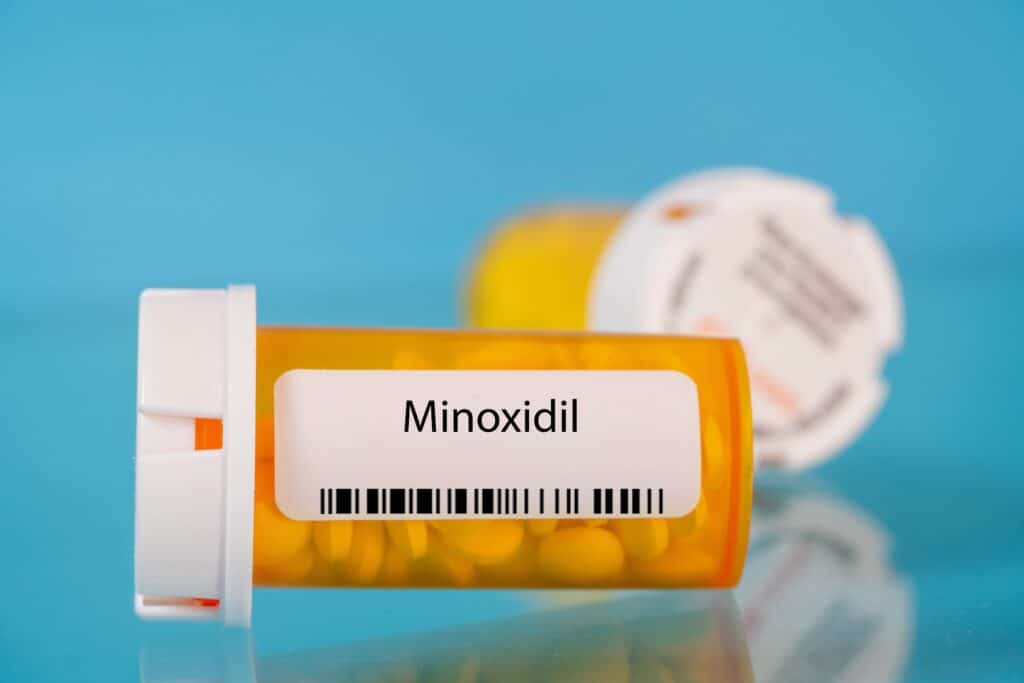 Pilules de Minoxidil dans un flacon de médicament de prescription
