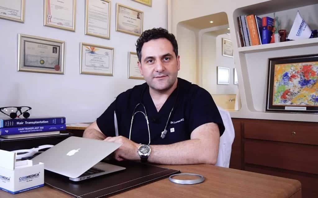 Transplante capilar Turquia Dr Acar mesa