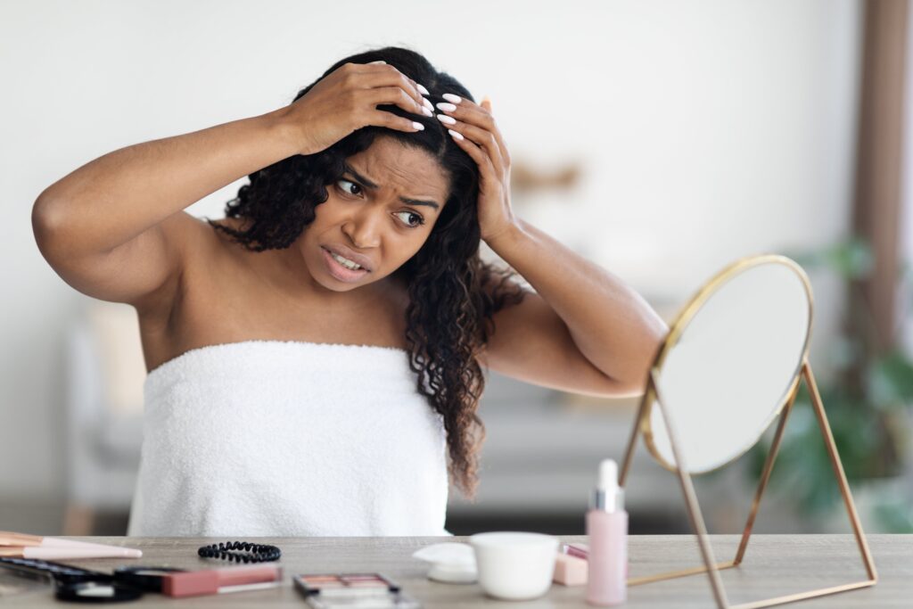 Jeune femme afro-américaine préoccupée par ses cheveux