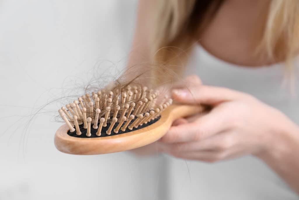 Foto di un pettine con capelli persi da una donna