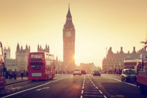 Koszt przeszczepu włosów w UE: Zdjęcie Big Bena i czerwonych autobusów w Londynie