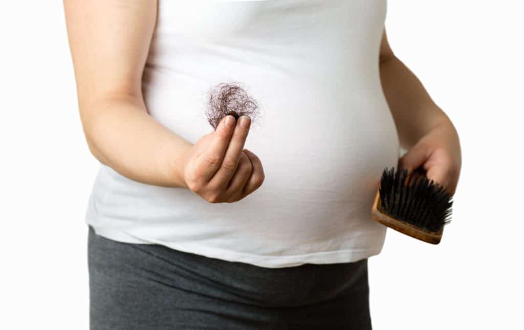 Le principal coupable de la perte de cheveux après grossesse est le bouleversement hormonal.