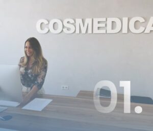 Cosmedica Expertin an der Rezeption für eine Haartransplantation Beratung