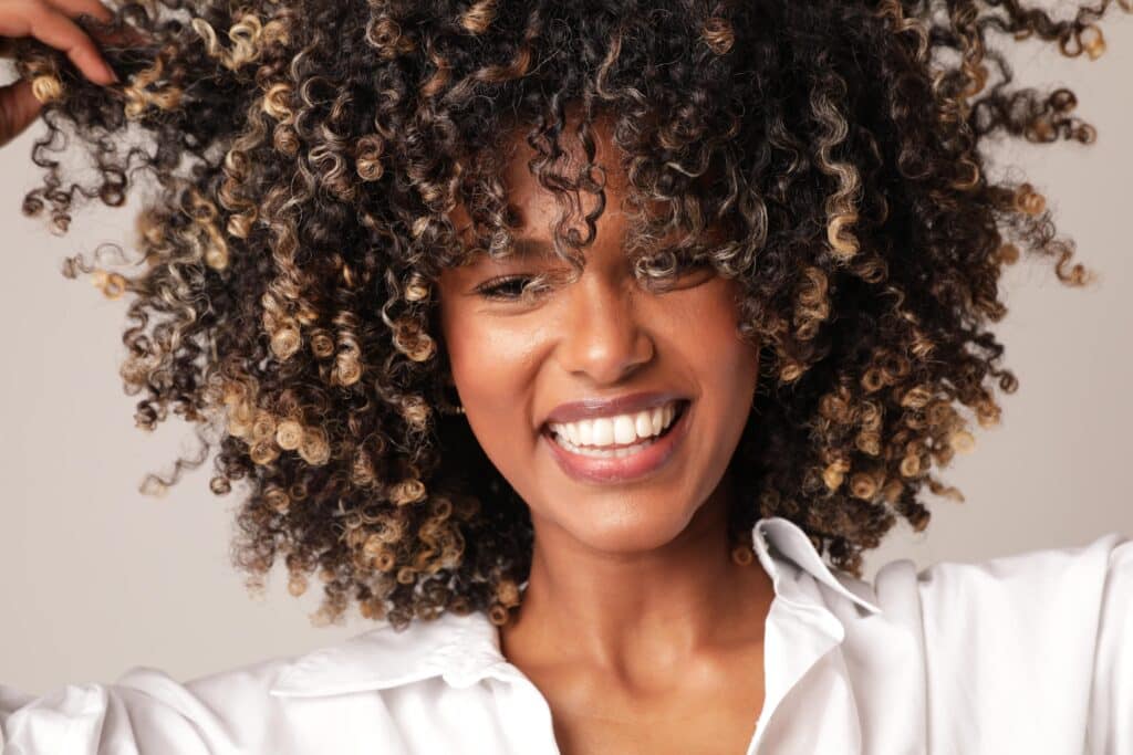 La greffe de cheveux est possible pour les femmes avec les cheveux bouclés