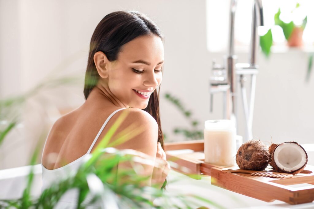 Femme appliquant de l'huile de coco sur ses cheveux