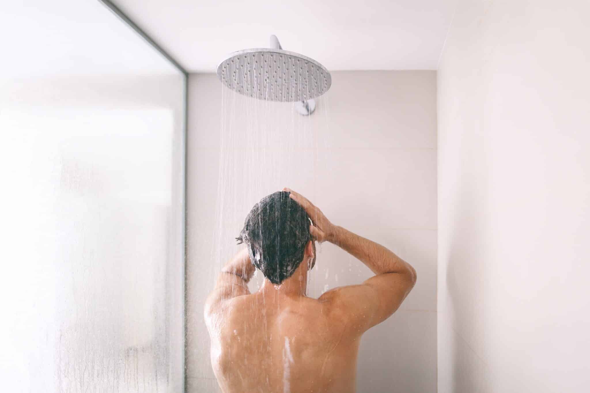 Douchen na een haartransplantatie: zo doe je het - Cosmedica