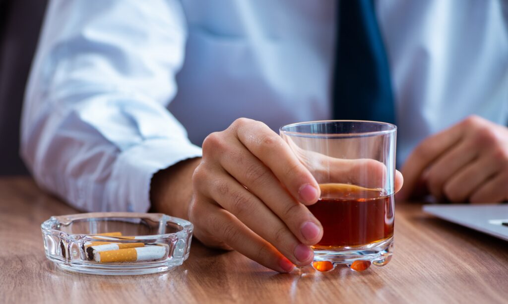 L'alcool et les cigarettes font parti des interdictions après une greffe de cheveux