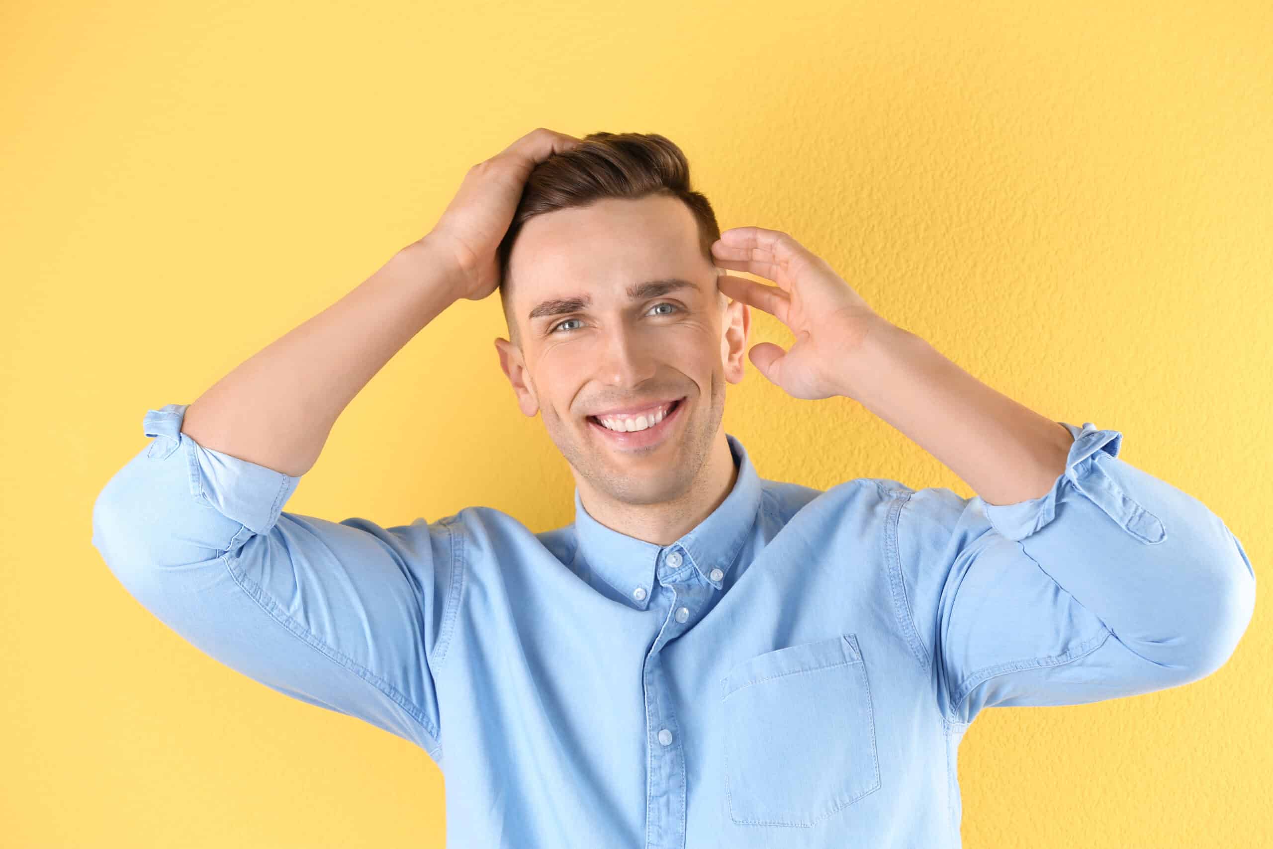 Hombre feliz tras 3 meses evolución trasplante capilar