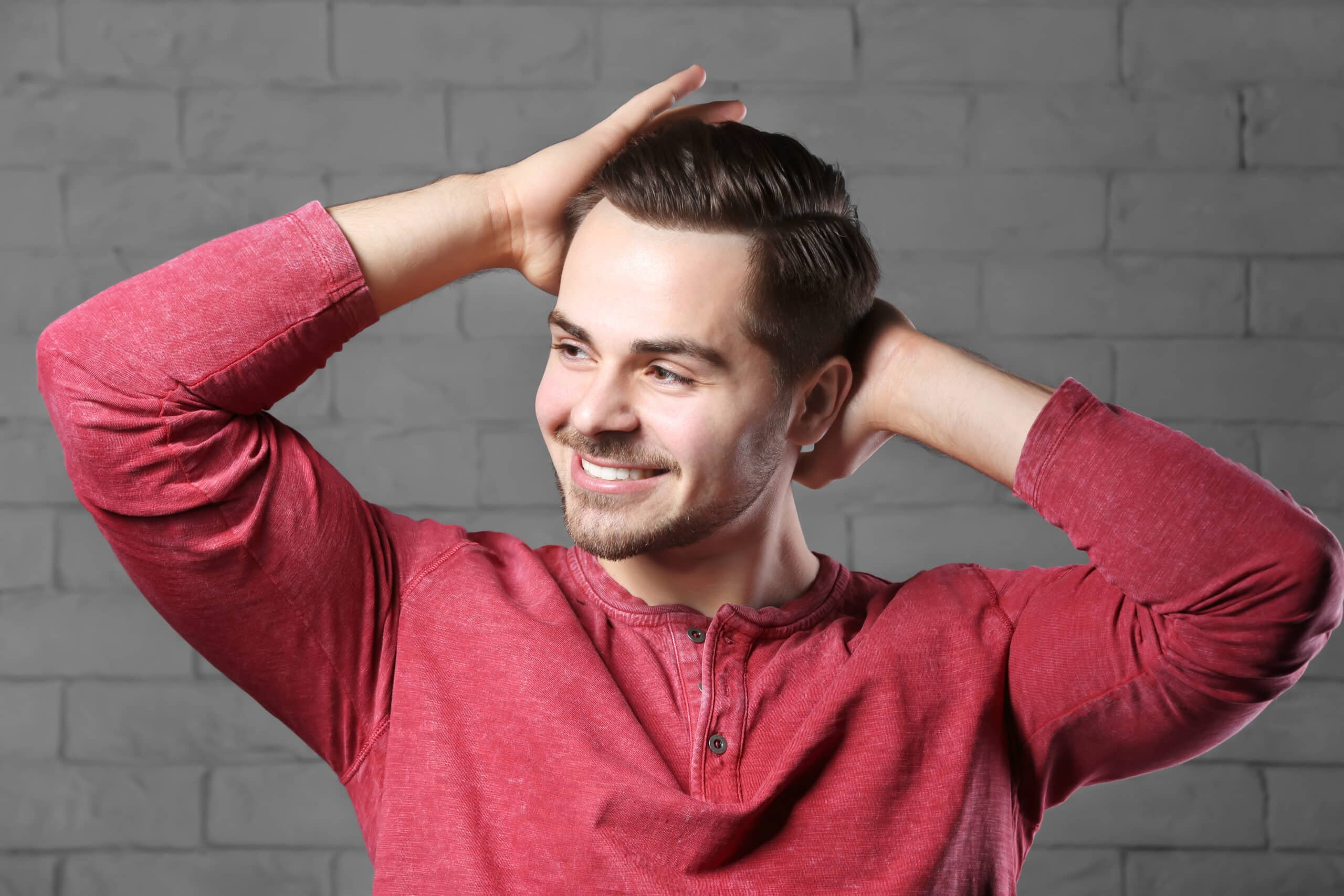Hombre feliz por su evolución injerto capilar