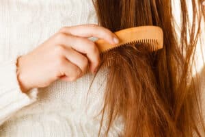 La struttura del capello lungo di una donna che si pettina