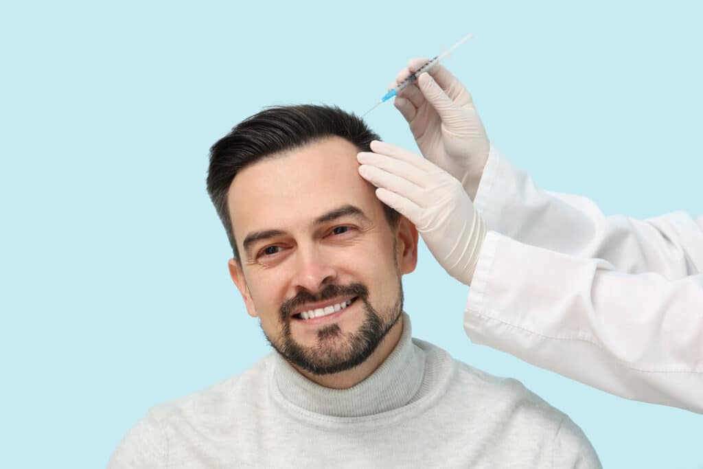 Hombre recibiendo una inyección para el crecimiento del cabello