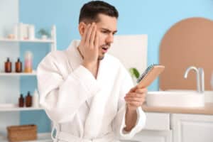 Un hombre conmocionado reacciona a la pérdida del shock tras un trasplante