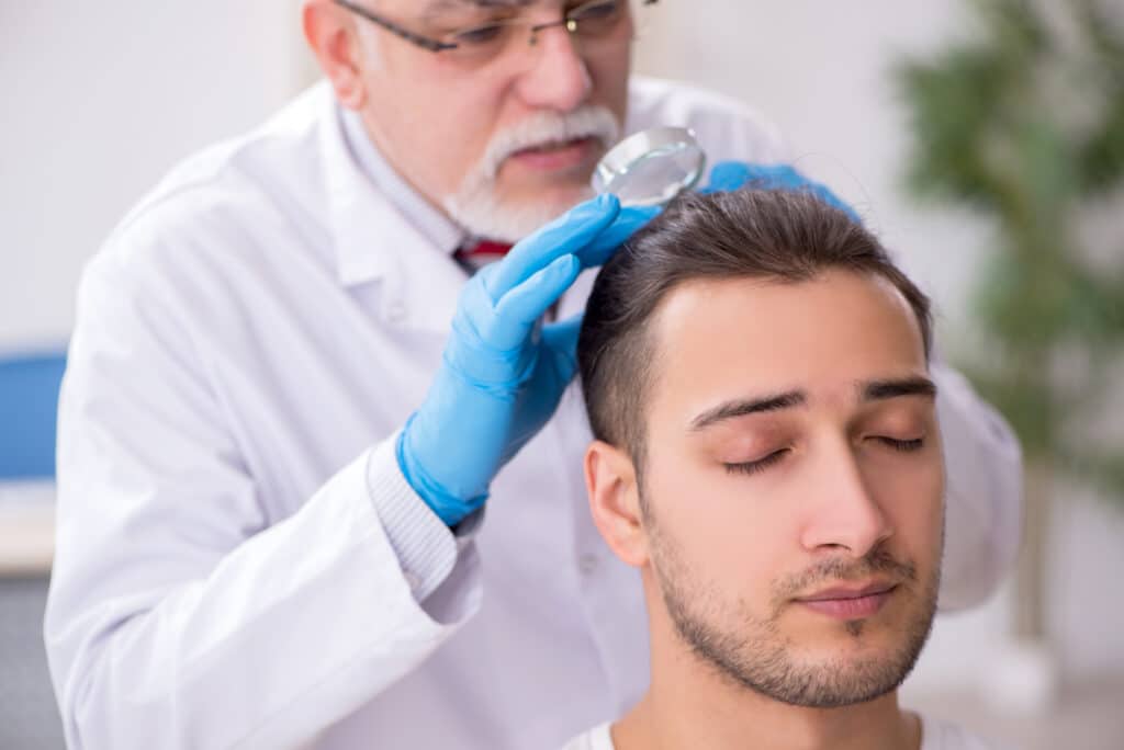 Hombre visita al médico por la caída del cabello