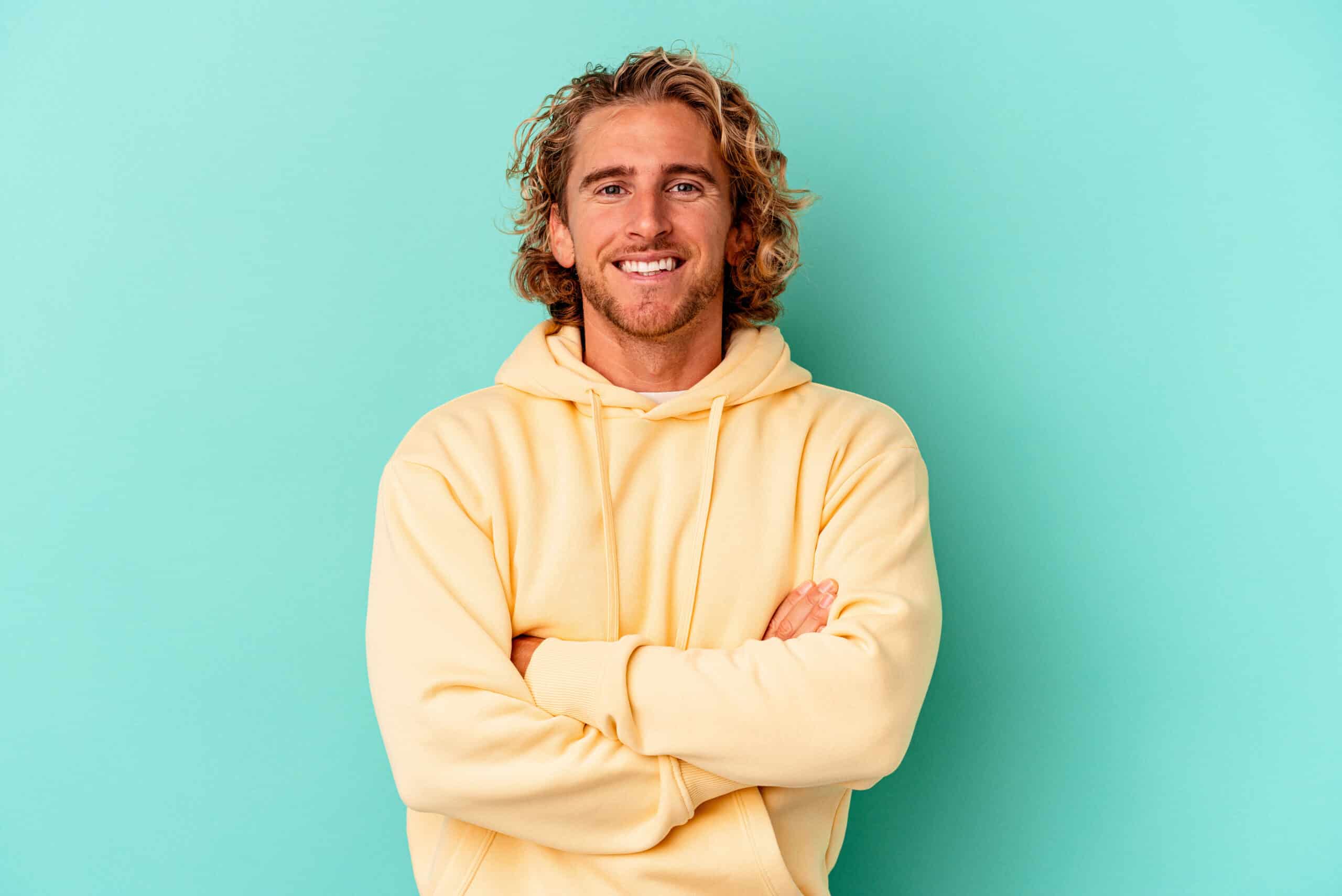 Hombre alegro de crecer el cabello rápido