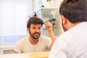 Calvo feliz con una nueva prótesis capilar