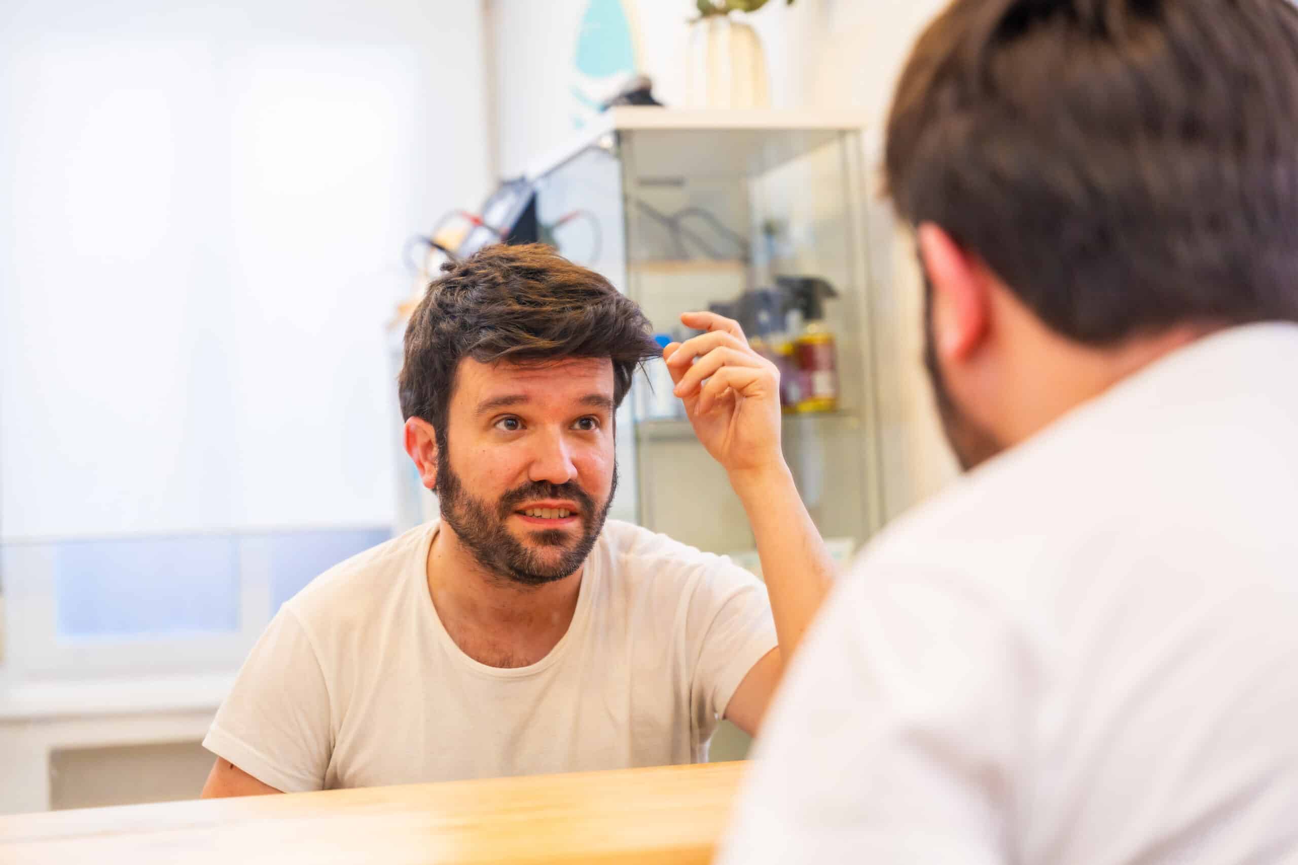 Calvo feliz con una nueva prótesis capilar