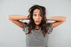 Donna frustrata che soffre di tricotillomania