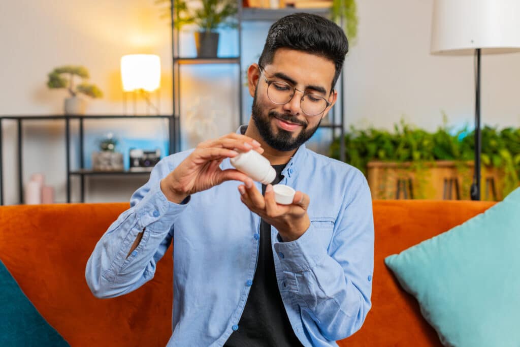 Uomo che prende una pillola per la barba