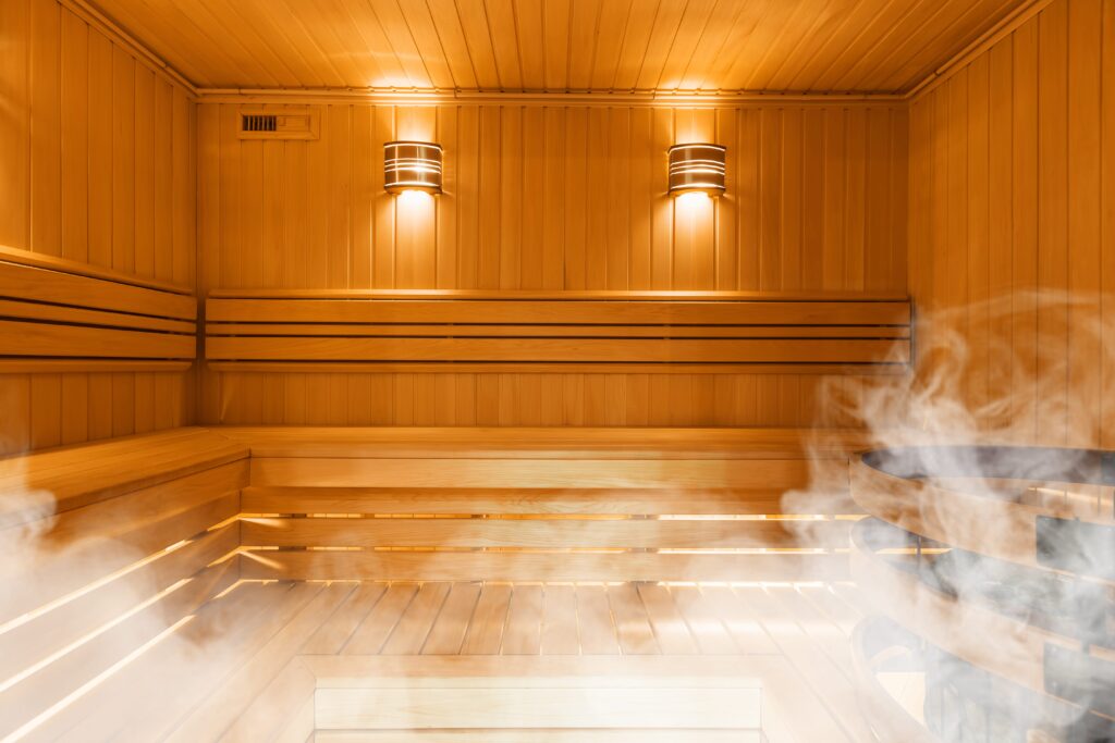 Foto van een lege sauna met stoom – een omgeving die je na een haartransplantatie beter kunt vermijden