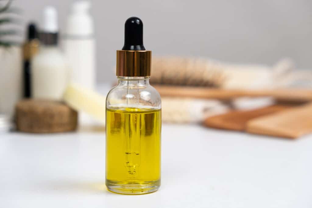 Botella de aceite de argán natural para el cuidado del cabello.