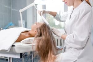 donna sottoposta alla procedura di ricostruzione dei capelli