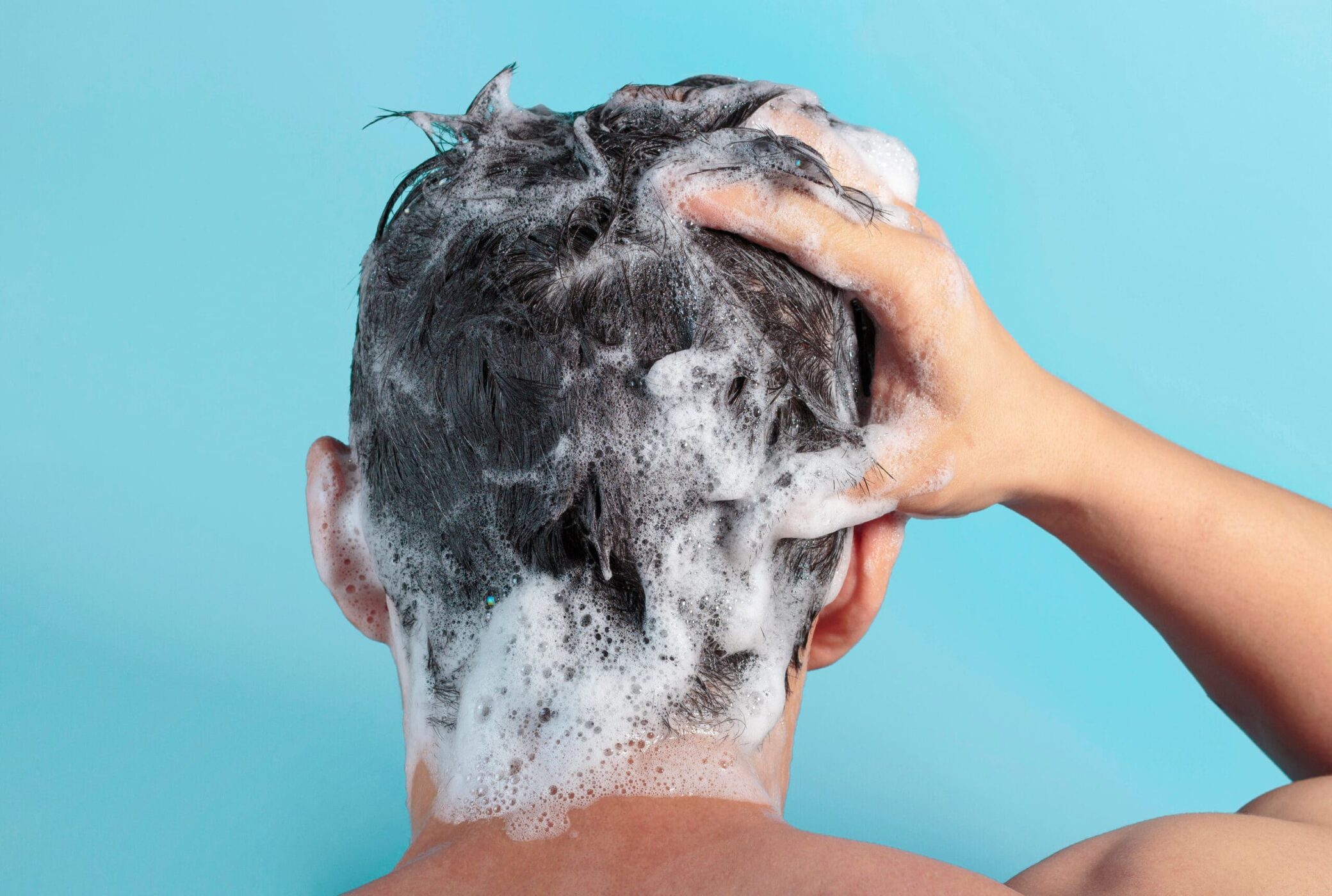 Hombre que utiliza un champú a base de ketokonazol