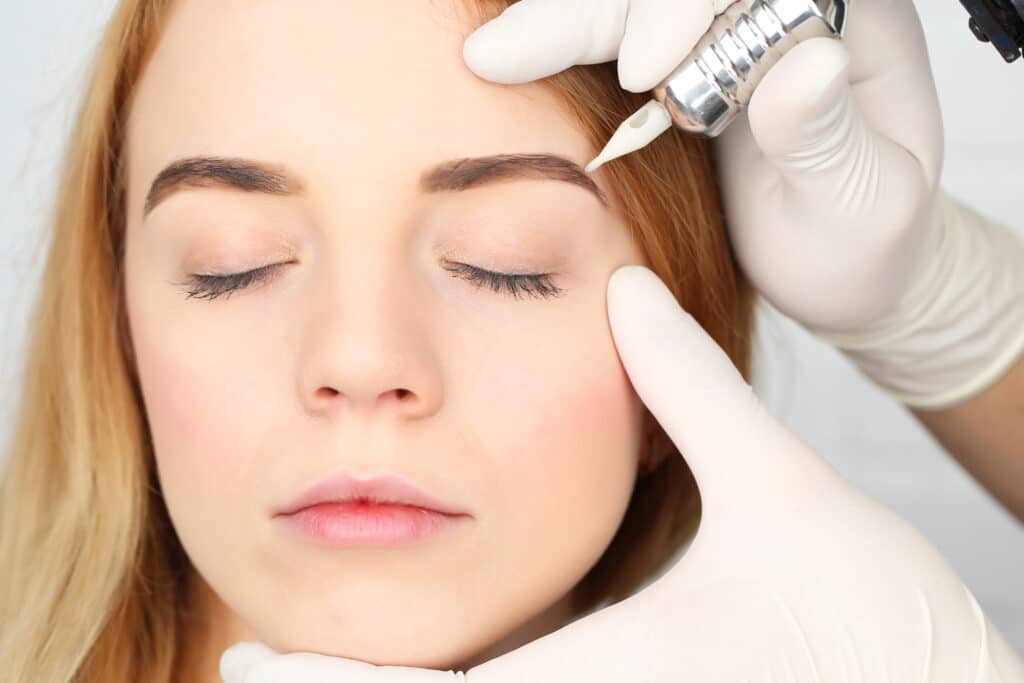 Cosmetóloga realizando maquillaje permanente