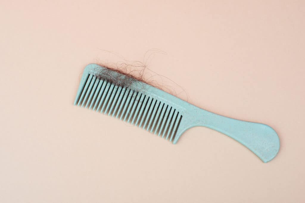 Pettine con molti capelli persi attaccati