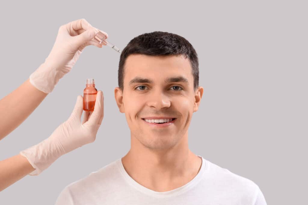 Ragazzo con problemi di perdita di capelli in trattamento