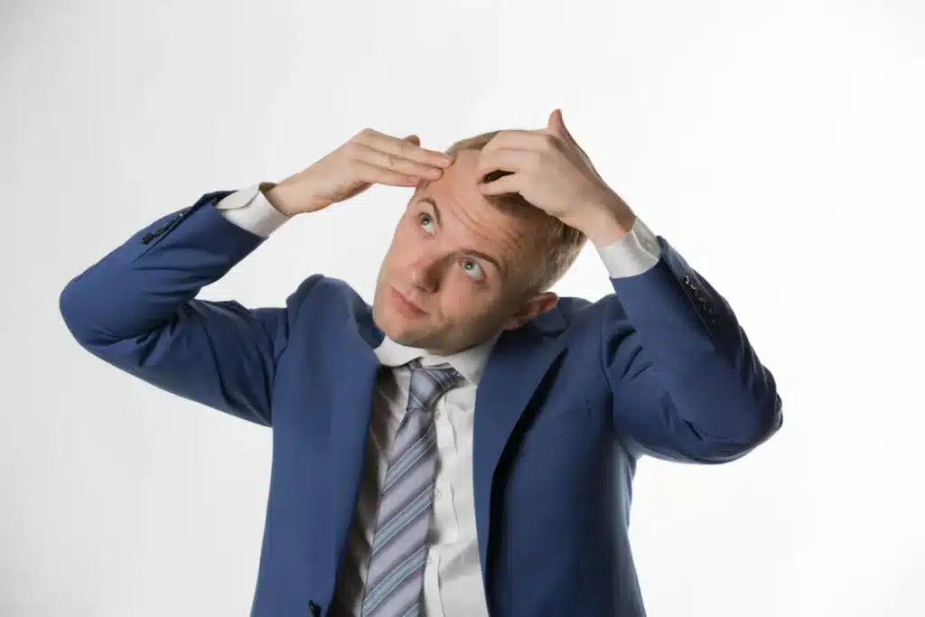 Uomo si controlla i capelli