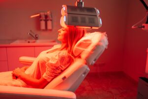 Femme recevant une luminothérapie rouge pour les cheveux