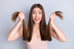 Donna felice realizza quanto crescono i capelli in un mese