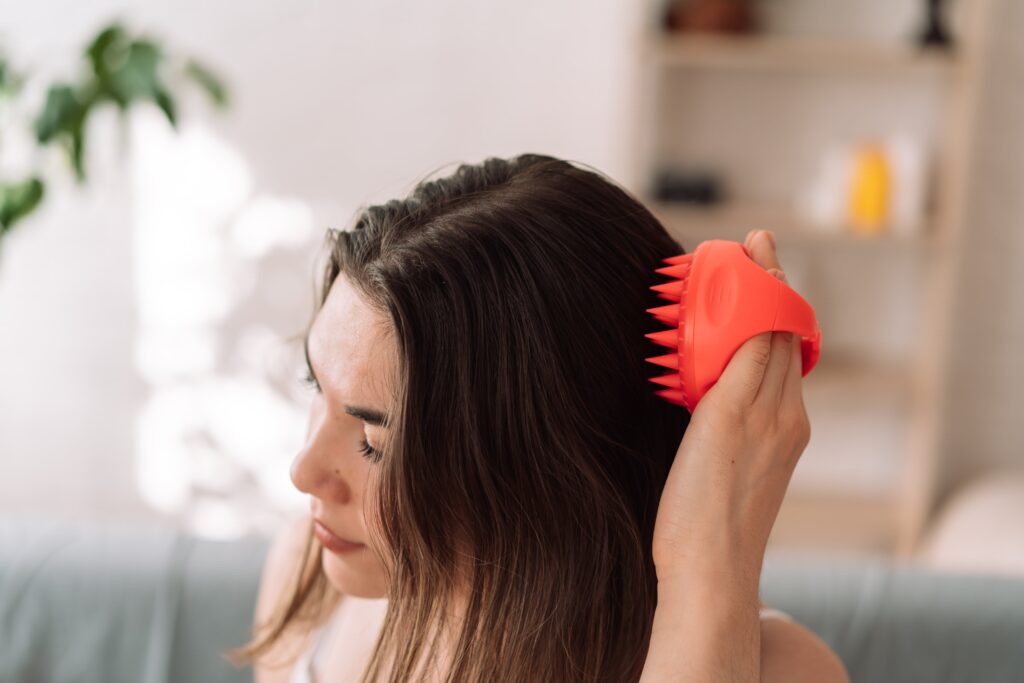 Hoofdhuidmassage om haargroei te stimuleren na haartransplantatie na 5 maanden
