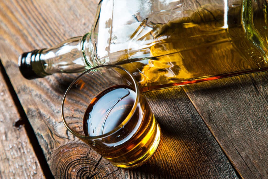 Botella y vaso de whisky