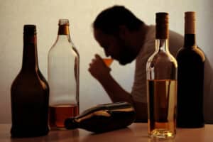 Hombre bebiendo alcohol después de un injerto
