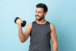 Hombre haciendo deporte después de un trasplante capilar.