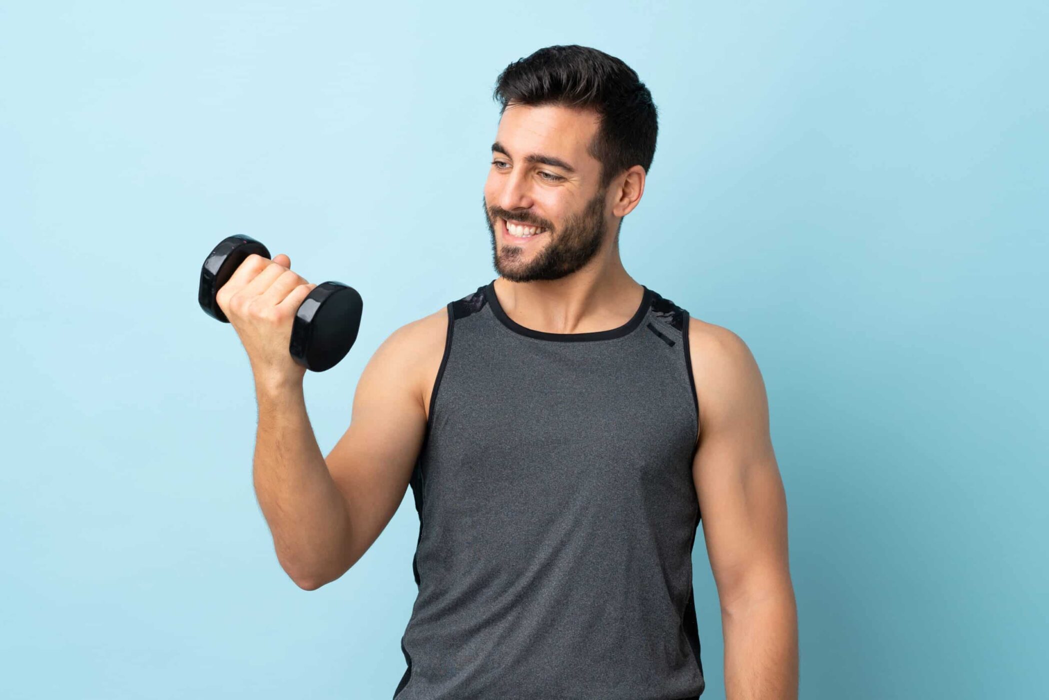 Hombre haciendo deporte después de un trasplante capilar.