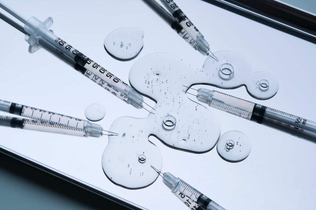 Seringues remplies de solution d’acide hyaluronique cheveux