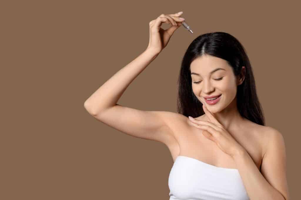 Application d’un sérum à l’acide hyaluronique cheveux sur le cuir chevelu