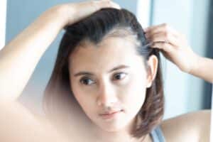 Dunner wordend haar kan zichtbaar verbeteren met haar pigmentatie