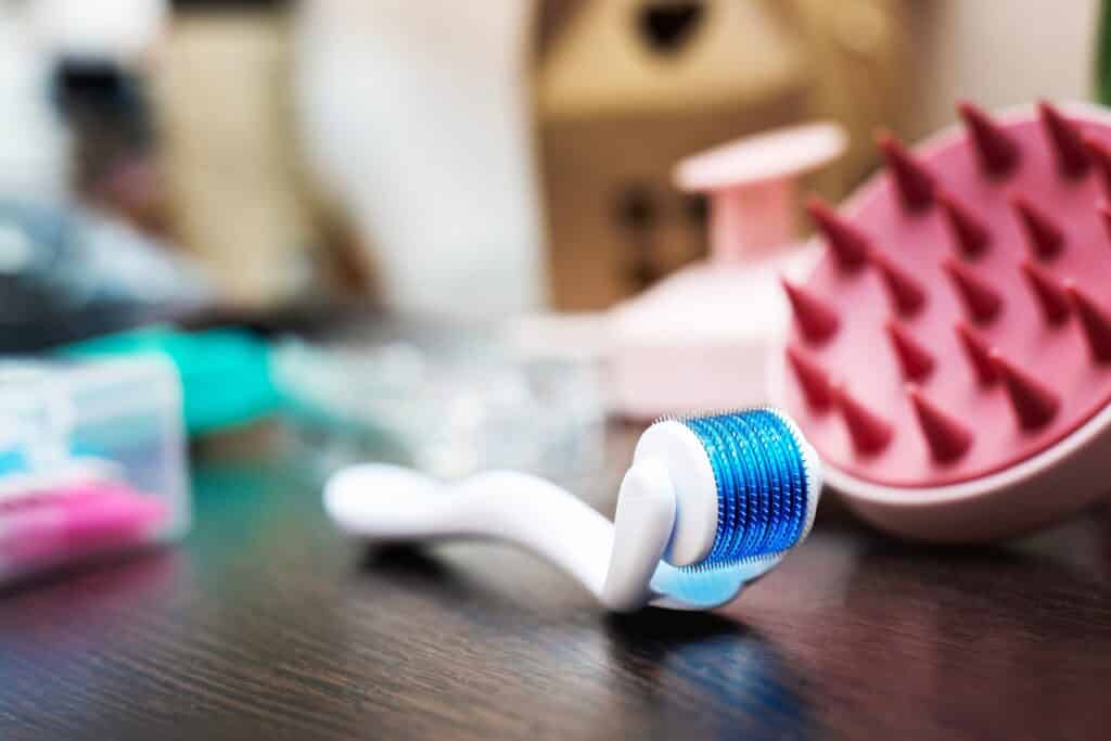 Dermaroller e altri accessori per capelli su un tavolo