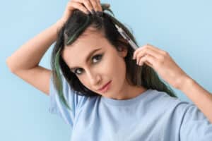 Donna con siringa di medicina rigenerativa capelli