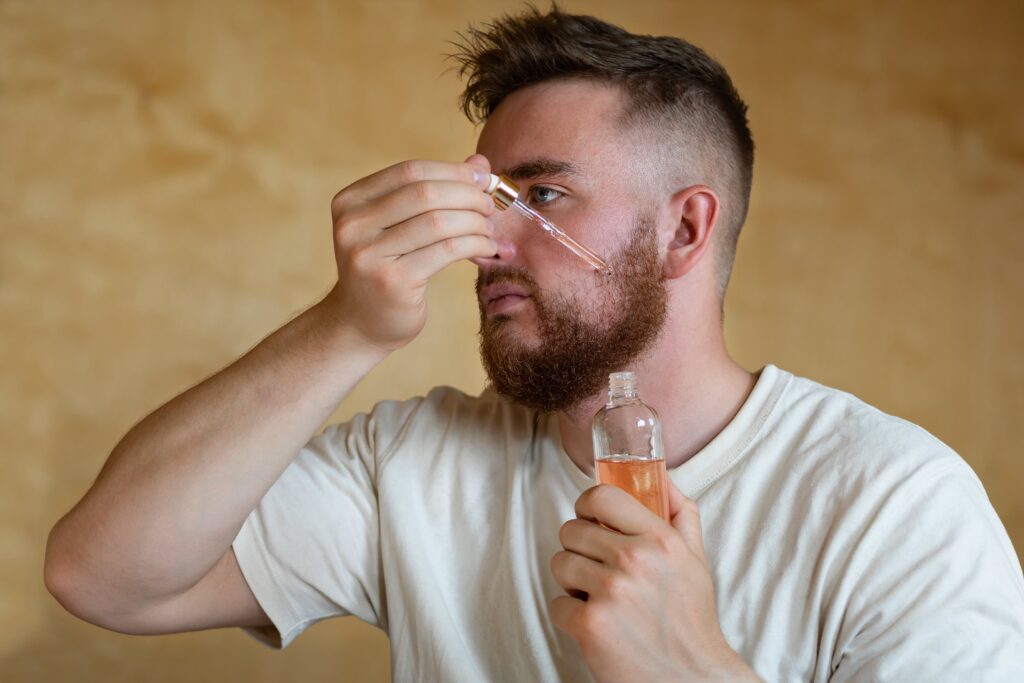 Application de minoxidil barbe avec pipette sur une barbe clairesemée