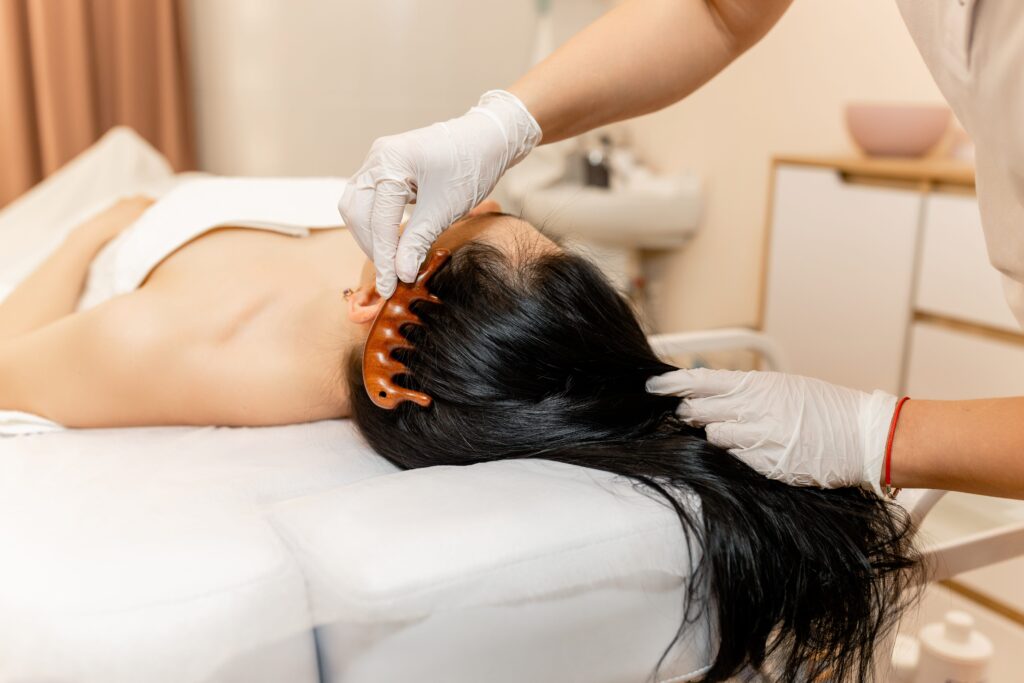 Massage du cuir chevelu pour conserver une chevelure dense