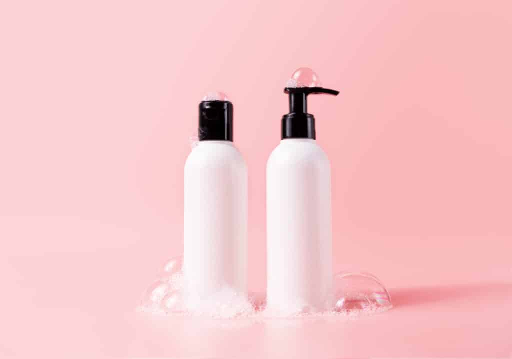 Botellas de champú y acondicionador para el cabello