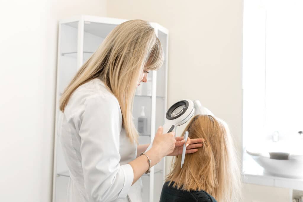 Dottoressa esamina i capelli di una donna