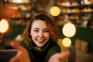 Ragazza celebra il passaggio al nuovo anno con un nuovo taglio di capelli