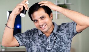 Toepassing bij “wat doet minoxidil” door spray of lotion op dunner wordende zones aan te brengen.